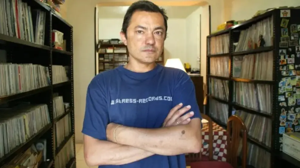 Julián Torres, 'Cachi', en 2002, en su casa habitada por miles de discos.