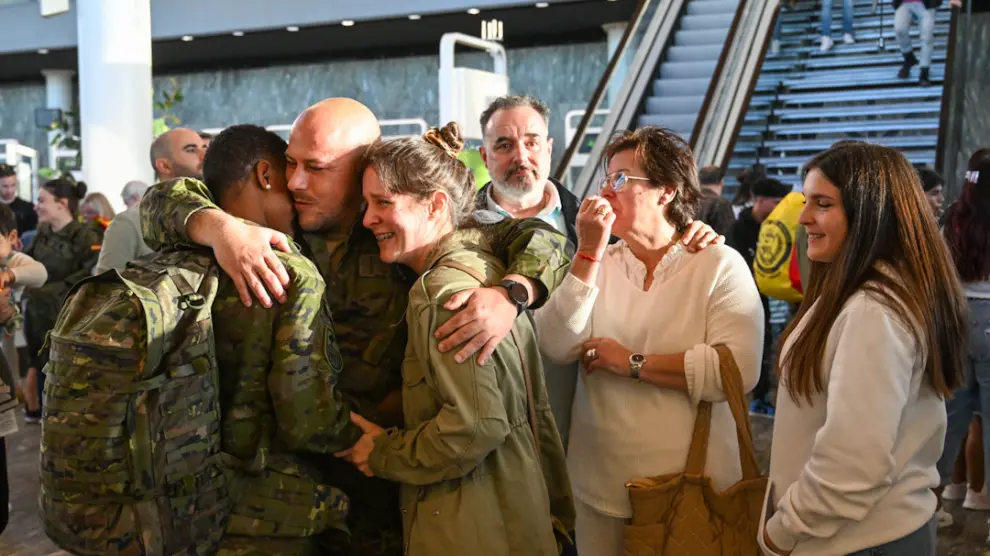 Despedida de los militares de la Brigada Aragón I, que parte hacia el Líbano, en el aeropuerto de Zaragoza