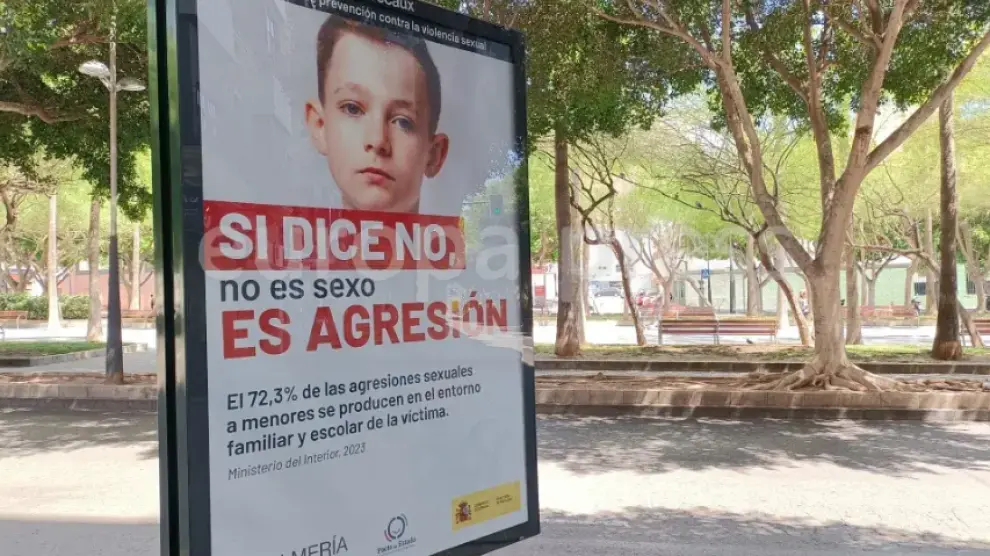 El Ayuntamiento de Almería ordena la retirada de este cartel dentro de una campaña contra la violencia de género y las agresiones infantiles.