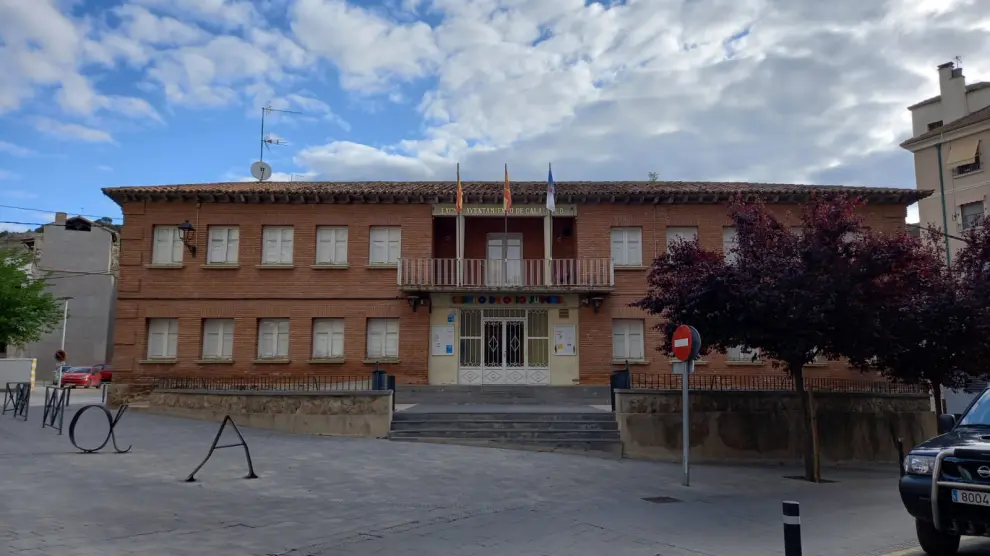 El edificio consta de dos plantas y se encuentra con deficiencias.