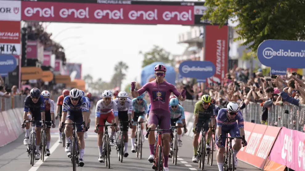 Jonathan Milan (Team Lidl - Treck), ganador de la etapa 11 del Giro de Italia, desde Foiano di Val Fortore hasta Francavilla al Mare