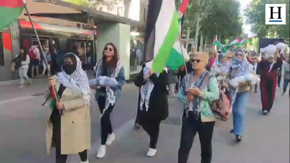 Decenas de personas han participado en una protesta en la que las mujeres han llevado muñecos envueltos en sábanas blancas en representación de los menores fallecidos en la guerra.