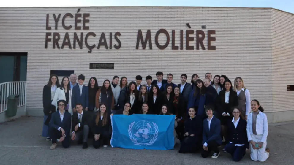 Los alumnos participan en diferentes proyectos para aprender la situación del mundo actual.