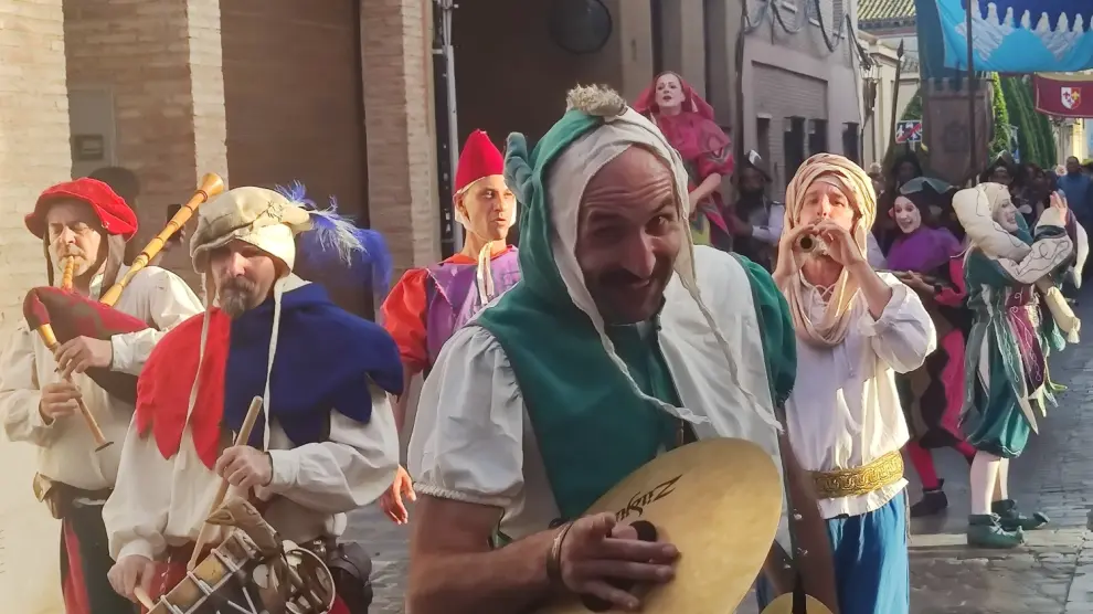 Música, caracterizaciones y pasacalles renacentistas transportan a vecinos y visitantes a aquella época pasada de reyes, juglares y caballeros.