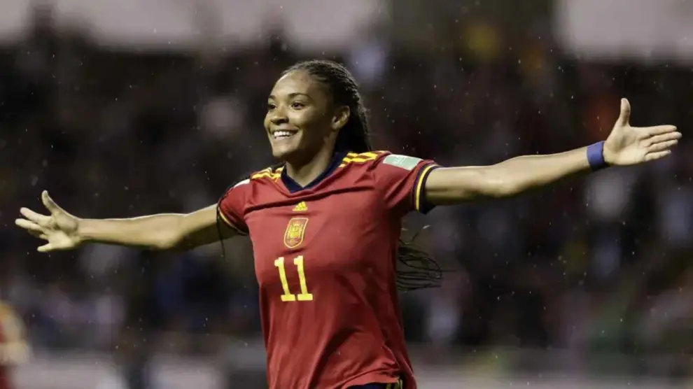 Salma Paralluelo en un partido con la selección española de fútbol