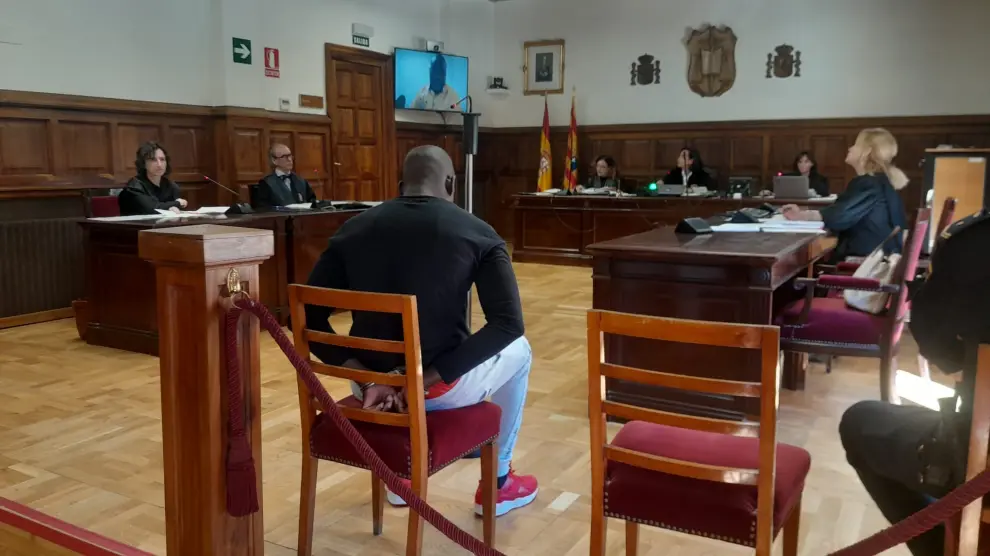 El acusado, de espaldas en la foto, fue juzgado en la Audiencia de Teruel el pasado 16 de abril.