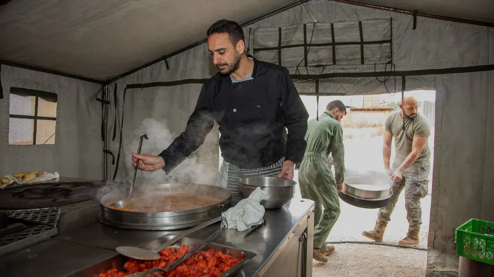 Jornadas de cocina de campaña con militares en Calatayud.