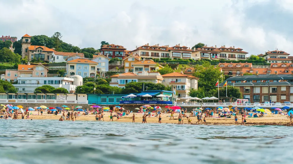 Playa de Comillas en verano. Turismo. Turistas. Litoral. Costa. Veraneantes...AYUNTAMIENTO.. (Foto de ARCHIVO)..22/08/2018 [[[EP]]]