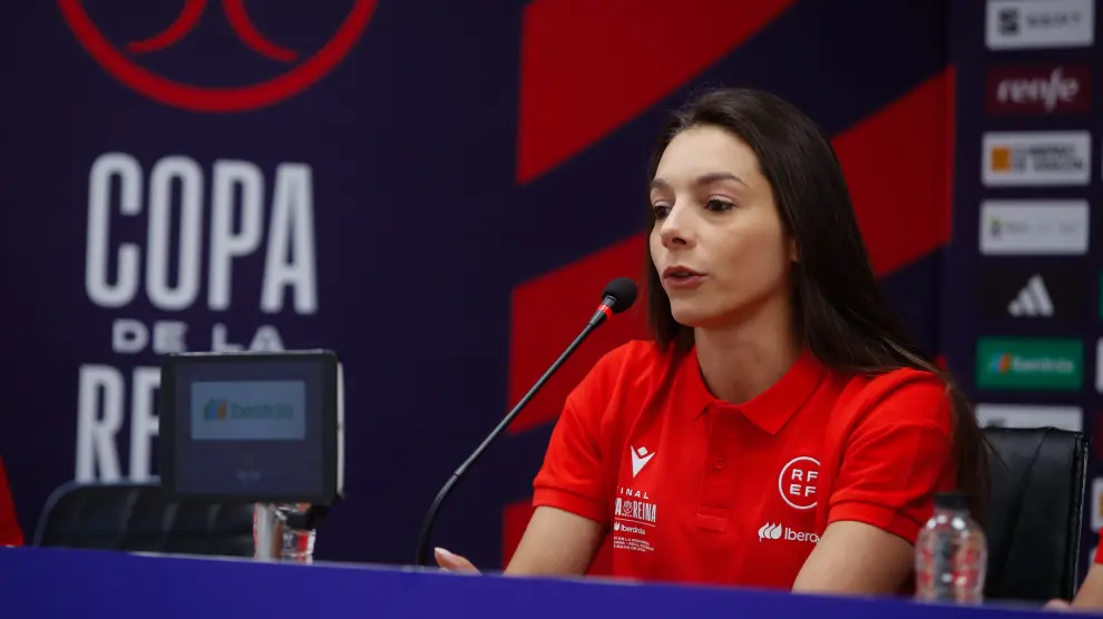 La árbitra Eugenia Gil Soriano, que dirigirá la final de la Copa de la Reina, en la rueda de prensa ofrecida este viernes en La Romareda.