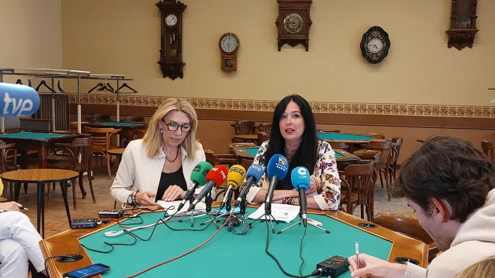 La concejala Marta Escartín (i) y la alcaldesa, Lorena Orduna, han presentado el programa contra la soledad no deseada en la sala de los relojes del Casino de Huesca