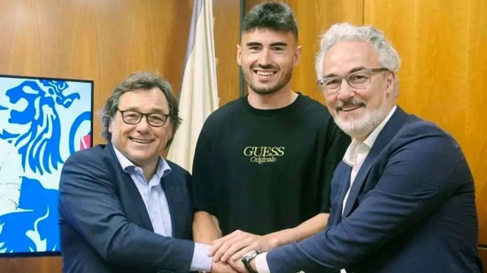 Gaizka Campos, flanqueado por Raúl Sanllehí y Miguel Torrecilla, el día de su abortado fichaje por el Real Zaragoza horas después.