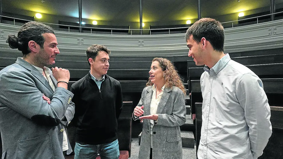 César SánchezAlvarez, invetigador de la Facultad de Ciencias Sociales y del Trabajo, junto a Antonio Gutiérrez, de la facultad de Economía y Empresa; Cristina Ortiz, de esta misma facultad e Ignacio Belloc, hablando de los ‘papers’ presentados en el III Congreso IEDIS.