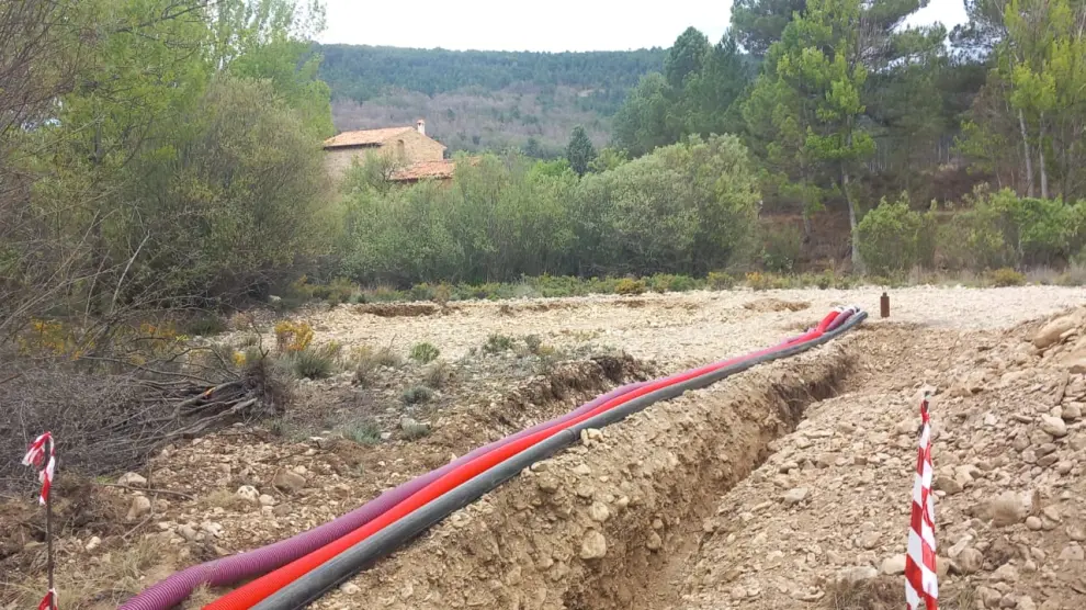 Las obras para canalizar el agua desde el pozo de la Rambla de las Truchas al depósito municipal de La Iglesuela del Cid ya han comenzado.
