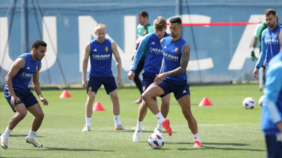 La plantilla del Real Zaragoza, en pleno entrenamiento para apurar las últimas opciones de cerrar la permanencia en Segunda División.