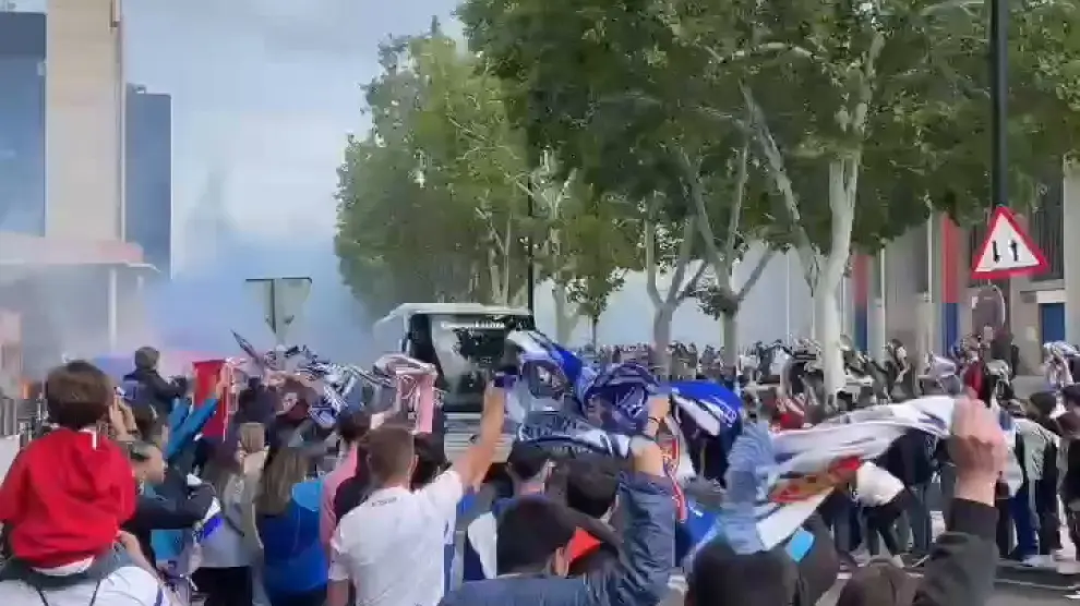 La afición jalea a los jugadores a su llegada al estadio, donde el Real Zaragoza y el Racing de Ferrol disputan a partir de las 21.00 el partido correspondiente a la jornada 40 de Segunda División.