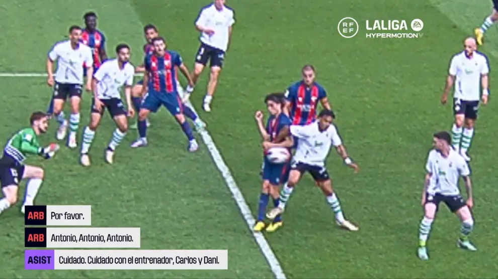 Momento en que Javi Martínez remata a gol en el SD Huesca-Racing.