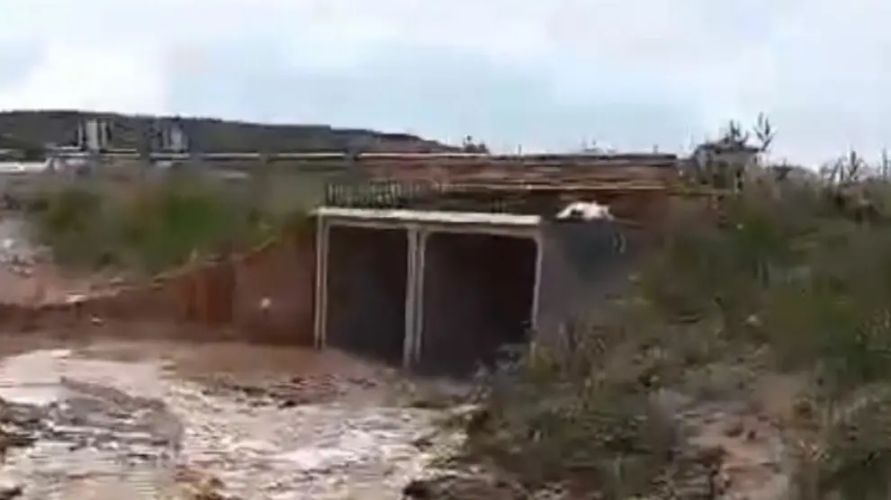 Las lluvias obligan a cortar la carretera A-224 a su paso por Híjar.
