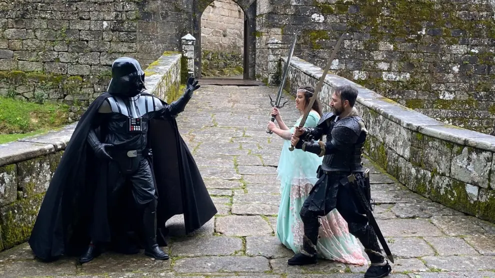 Novios en una boda temática