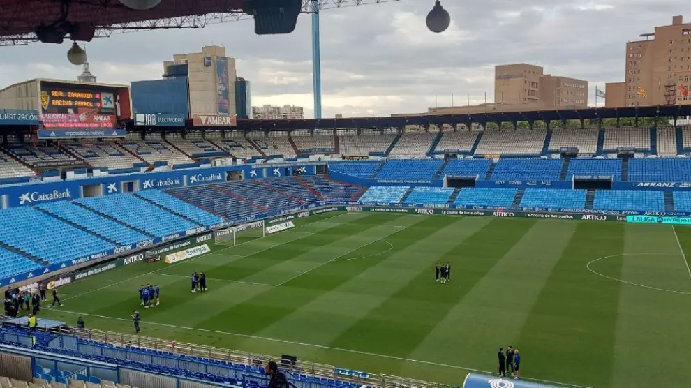 Estadio de La Romareda, con los futbolistas sobre el césped, hora y media antes del partido Real Zaragoza-Racing de Ferrol.