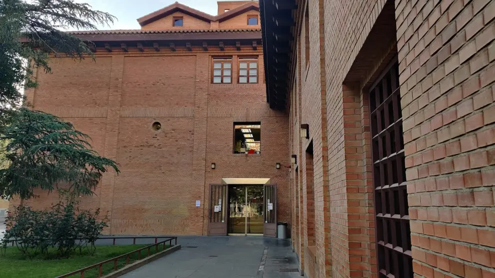 Entrada de la Biblioteca Pública de Huesca, en la plaza Luis Buñuel. +