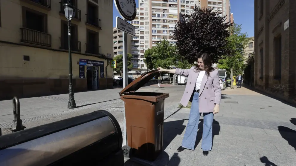 La concejala de Medio Ambiente, Tatiana Gaudes, junto a uno de los cubos de orgánica del Casco.