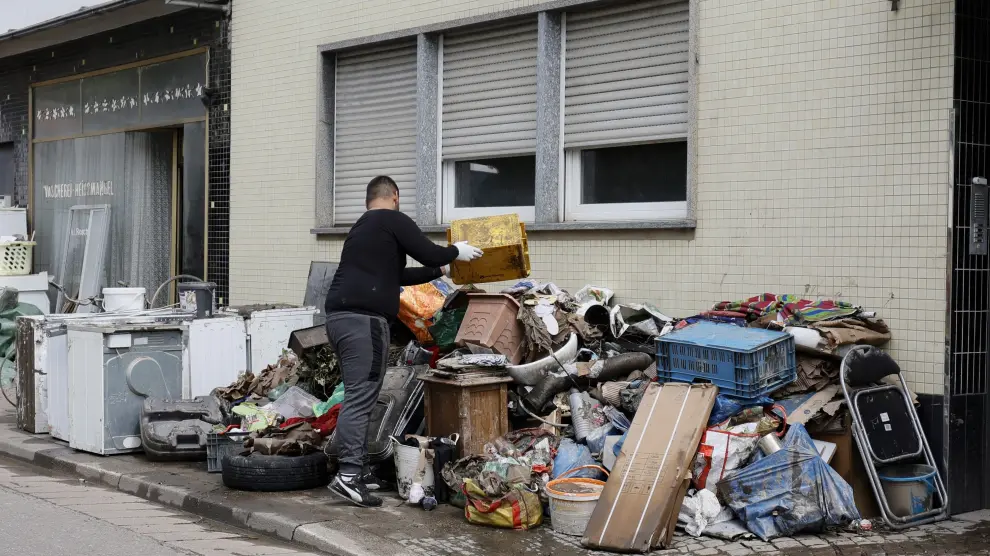 Inundaciones en Alemania. Un hombre retira un mueble dañado por las lluvias en una calle de Sarrebruck. GERMANY FLOOD