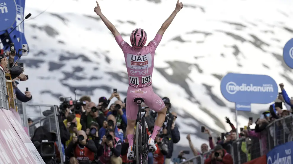 Pogacar celebra la victoria de la 15! etapa del Giro de Italia desde Manerba del Garda y Livigno