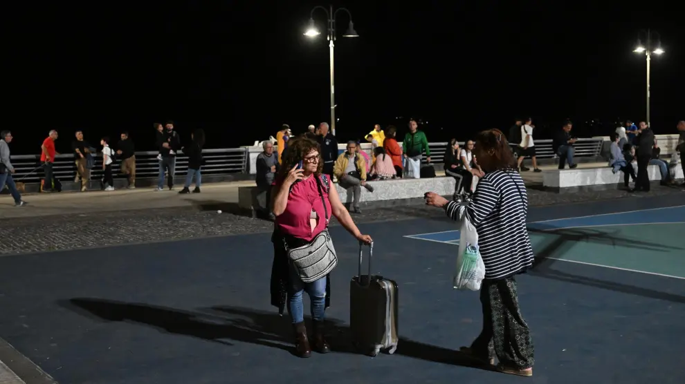 Napoli (Italy), 20/05/2024.- People gather in a safe area in the street on the seafront between Naples and Pozzuoli after the earthquake shocks, in Naples, southern Italy, 20 May 2024. According to the National Institute of Geophysics and Volcanology, the 4.4 magnitude earthquake occurred at 8.10 pm local time, with its epicenter at the Campi Flegrei. (Terremoto/sismo, Italia, Nápoles) EFE/EPA/CIRO FUSCO