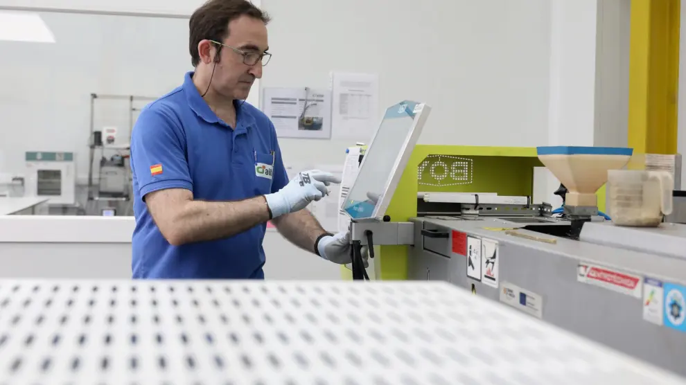 Un trabajador de Aitiip en las instalaciones que tienen en el polígon Empresarium de Zaragoza.