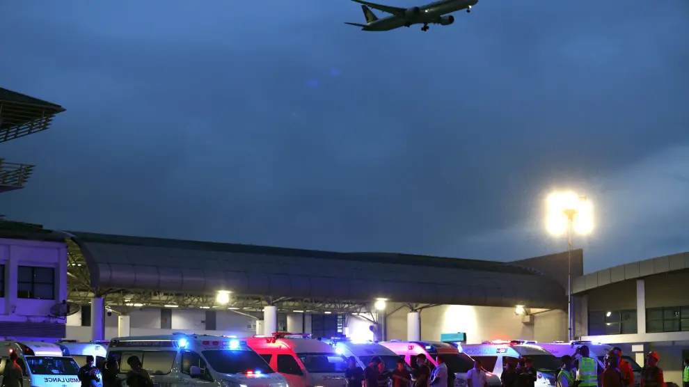 Ambulancias en el aeropuerto de Suvarnabhumi, donde aterrizó el avión THAILAND ACCIDENT SINGAPORE AIRLINES