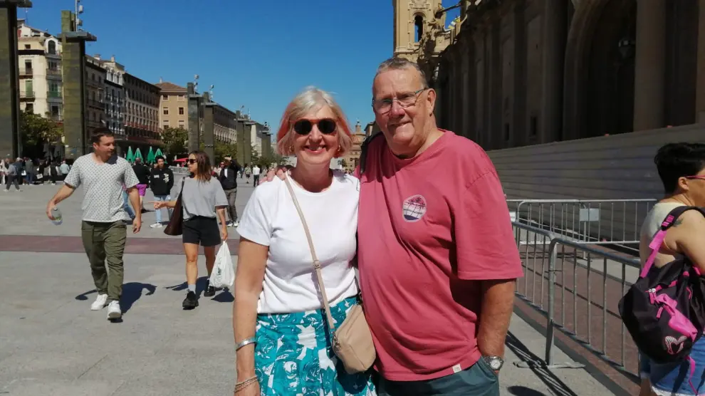 Christine y Steve Houghton, turistas esperando a la princesa Leonor en la plaza del Pilar.
