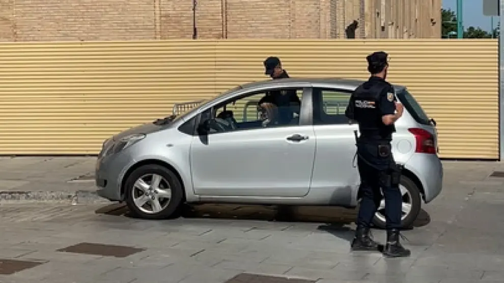 Control de vehículos en la plaza del Pilar ante la llegada de la princesa Leonor