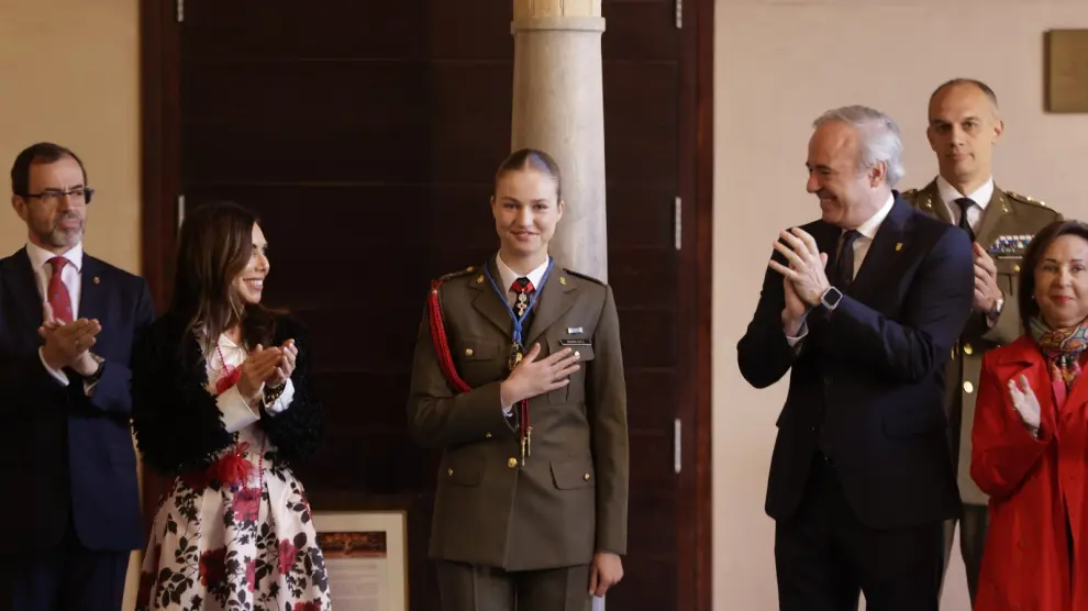 La princesa Leonor se lleva la mano al pecho en señal de agradecimiento tras recibir la Medalla de Oro de Las Cortes de Aragón.