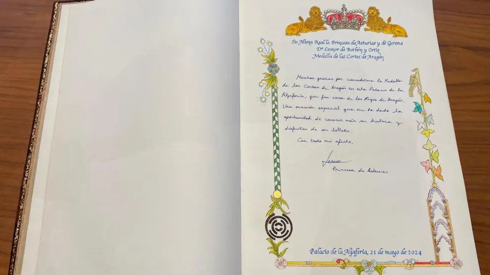 Página con la dedicatoria y la firma de Leonor de Borbón en el libro de oro de las Cortes de Aragón.