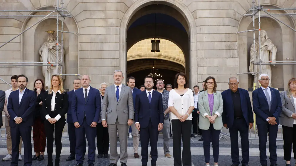 Minuto de silencio convocado por la Generalitat y el Ayuntamiento de Barcelona en la plaza Sant Jaume.