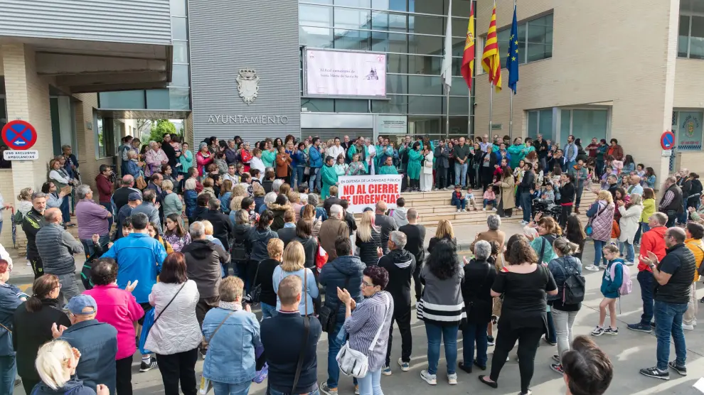 Decenas de personas se han concentrado este martes frente al consultorio para exigir la reapertura del punto de atención continuada de Cuarte.