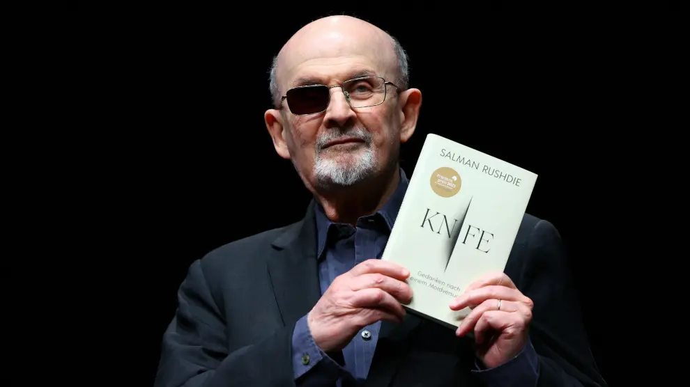 Salman Rushdie con la edición original de su confesión y exorcismo: 'Knife' ('Cuchillo').