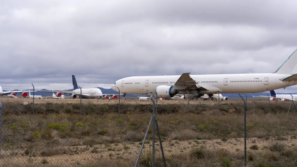 Campa de estacionamiento de aviones de larga estancia en el aeropuerto de Teruel.