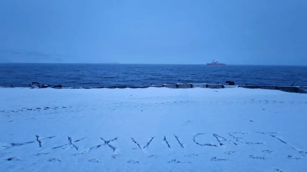 Una vez recogido el material de la Antártida, dejan la marca de su XXXVII campaña en la nieve.
