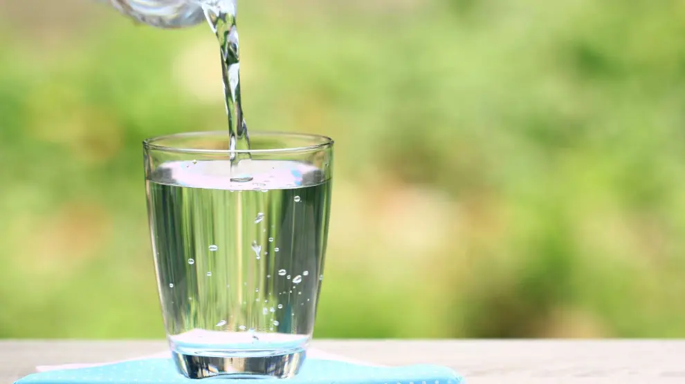 Beber agua es necesario para mantenerse hidratado.