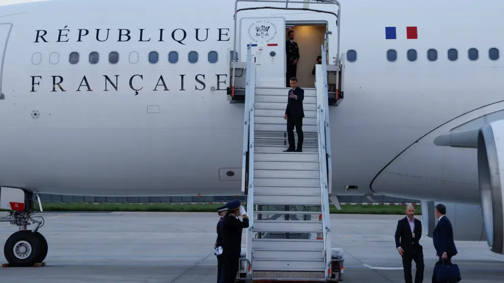 El presidente francés, Emmanuel Macron, en el momento de su embarque en el avión que le llevaría hasta Nueva Caledonia.