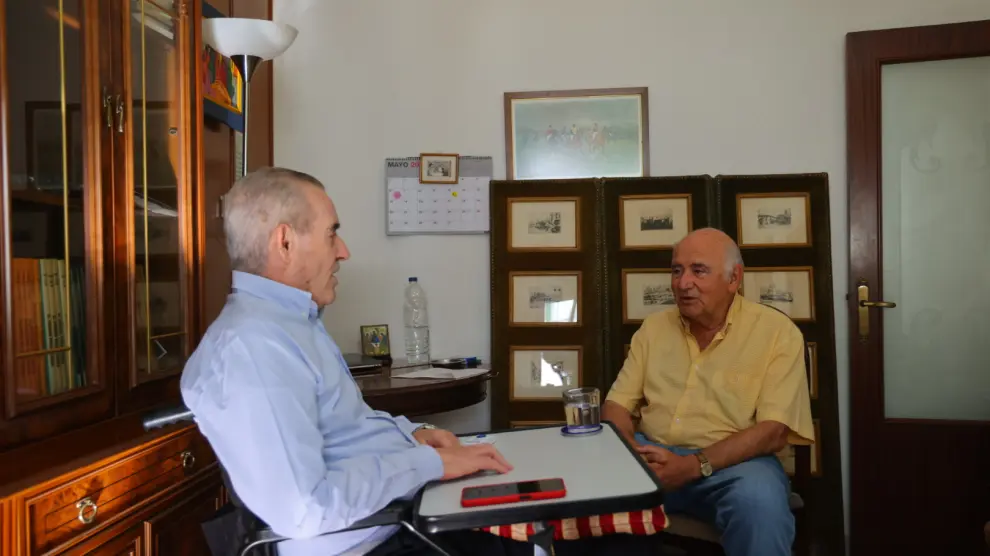 El voluntario Elías del Pino, a la derecha, conversa con Guillermo Moreno, en su domicilio zaragozano.
