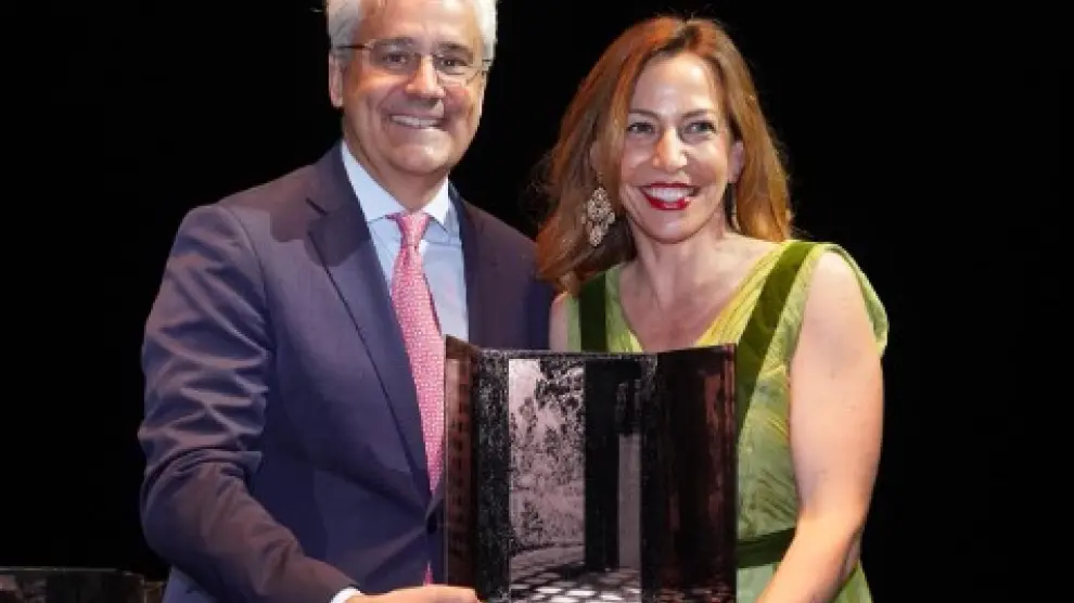 La alcaldesa de Zaragoza, Natalia Chueca, recoge el galardón
