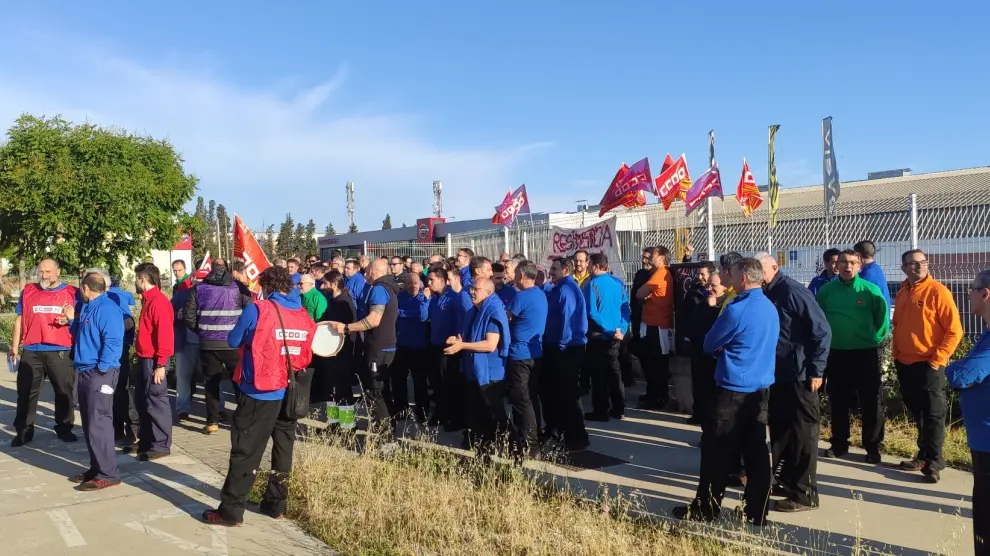 Los trabajadores de la planta de Teka en Zaragoza se han concentrado hoy a las puertas del centro de trabajo al inicio de los paros parciales de dos horas por el bloqueo del convenio.