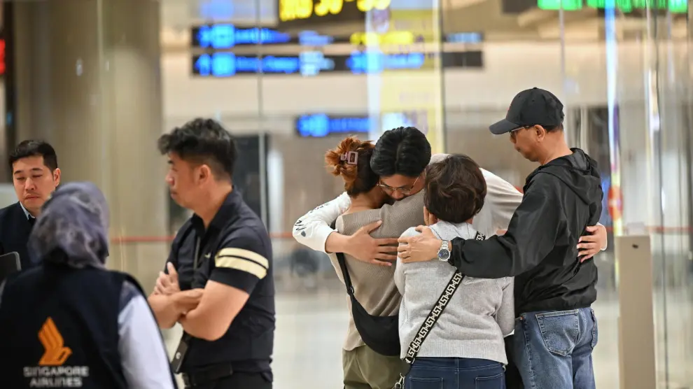 Singapore (Singapore), 21/05/2024.- Passengers of Singapore Airlines flight SQ321, which made an emergency landing in Bangkok on its flight from London to Singapore, greet family members upon arrival at Changi Airport in Singapore, 22 May 2024. According to Singapore Airlines, one person died and at least 30 others were injured when the Singapore Airlines plane travelling from London to Singapore was diverted to Bangkok in an emergency due to severe turbulence on 21 May 2024. A relief flight with 143 of the SQ321 passengers and crew members who were able to travel arrived in Singapore early morning on 22 May. (Singapur, Londres, Singapur) EFE/EPA/ARIFFIN JAMAR / THE STRAITS TIMES SINGAPORE OUT EDITORIAL USE ONLY EDITORIAL USE ONLY