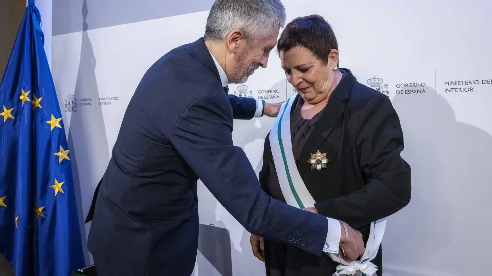 El ministro de Interior, Fernando Grande-Marlaska, condecora a la política aragonesa Mercedes Gallizo con la Gran Cruz de la Orden del Mérito.