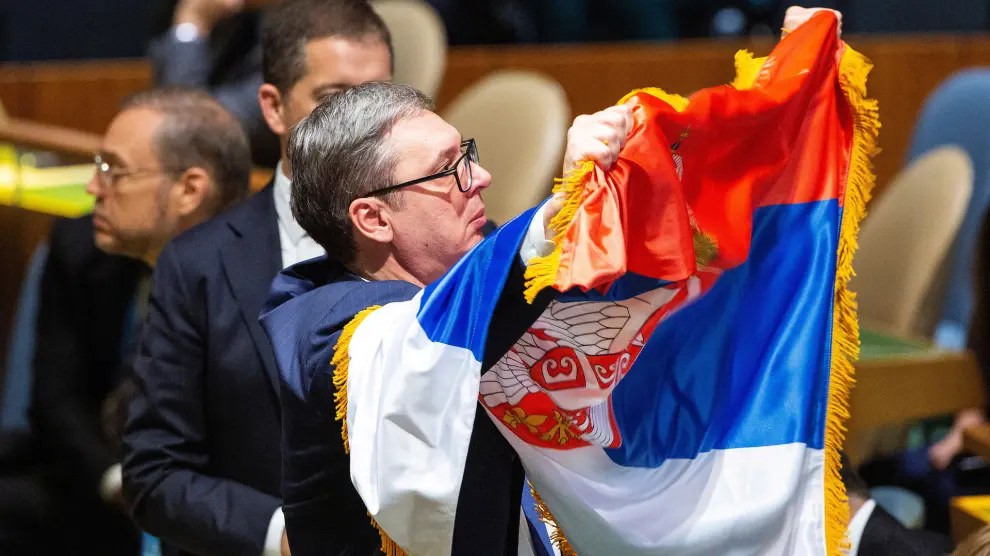Serbian President Aleksandar Vucic shows Serbias flag to delegates after voting in the United Nations General Assembly on the creation of an international day to commemorate the Srebrenica genocide, at the United Nations Headquarters in New York City, U.S. May 23, 2024. REUTERS/Eduardo Munoz [[[REUTERS VOCENTO]]]