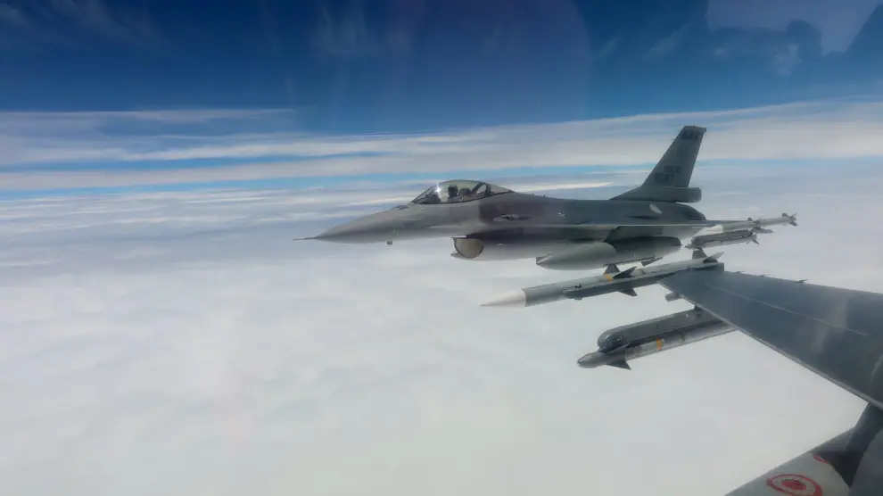 Aviones de combate F-16 de Taiwán que se envían a un lugar no revelado alrededor del espacio aéreo de Taiwán