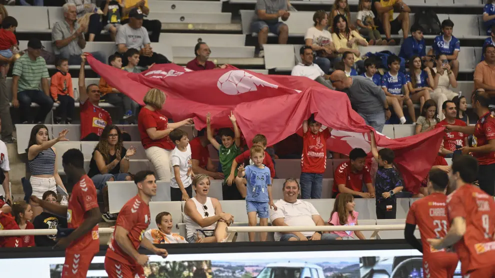 Dija, Carmona, Gucek, Tercariol, Danilo y Mosquera han recibido el homenaje del club en el partido con el Torrelavega.