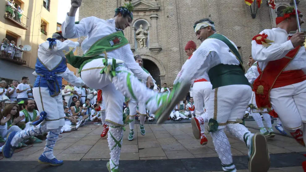 Los danzantes de Huesca, durante las fiestas de San Lorenzo.